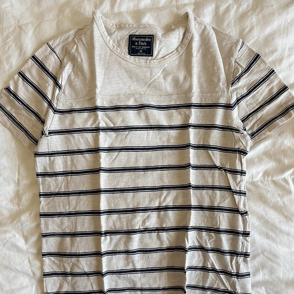 Abercrombie & Fitch Men's Black and cream Striped Tee